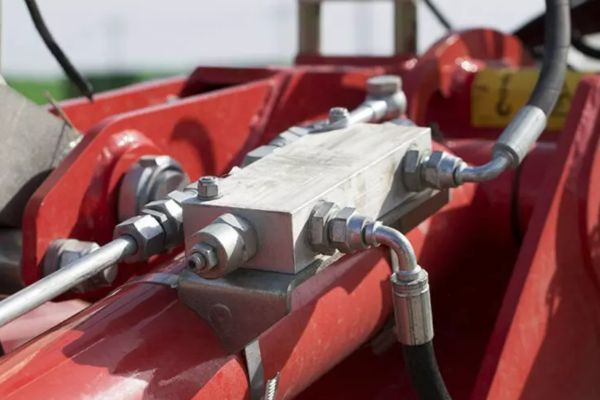 Co způsobuje, že hydraulické válce neklesnou?