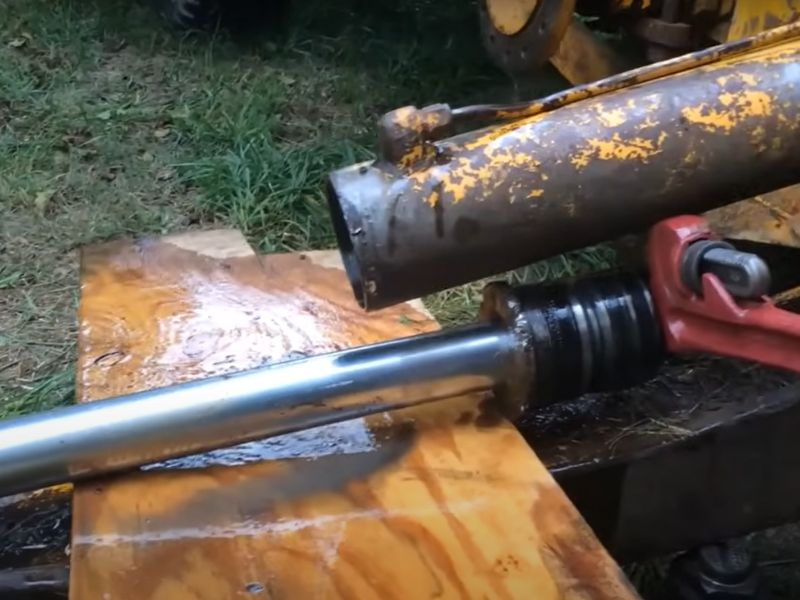 Jak odstranit hydraulický válec z rypadlo