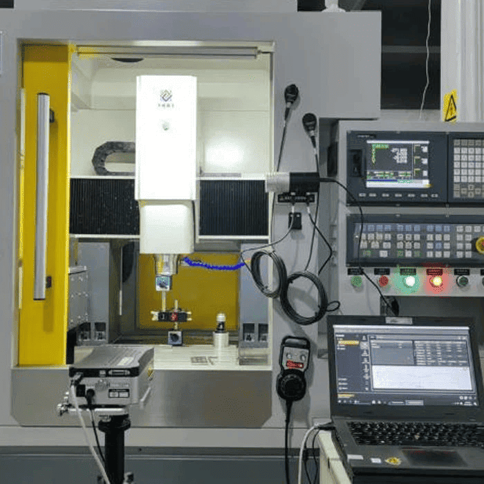 4osý CNC soustruh na dřevo